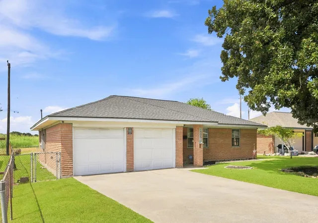 Photo 2 of Single family home for sale at 2405 Hillshire Dr, Deer Park, TX 77536 | MLS# 25989323 | Listing updated on 2026-08-20