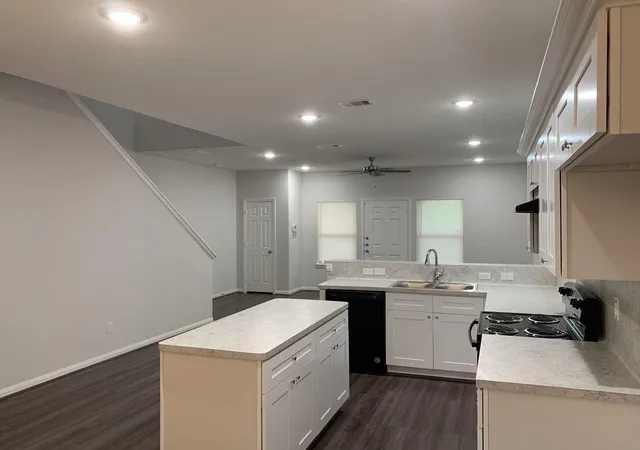 Listing Photo 4 - Condo for sale in building located at 8149 Homewood Ln, Houston, TX 77028