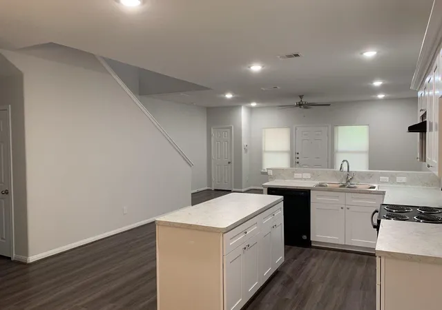 Listing Photo 5 - Condo for sale in building located at 8149 Homewood Ln, Houston, TX 77028