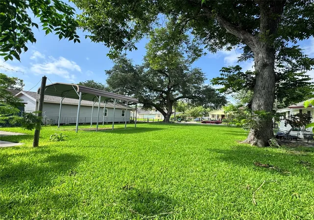Homes for sale in Baytown, TX | 112 E Pearce St, Baytown, TX 77520 | MLS# 31681460