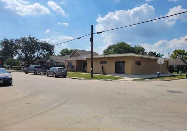 3rd image of 7846 Dayton St, Houston, TX 77012 | MLS# 47877281