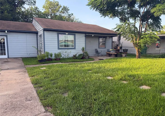 Photo 2 of Single family home for sale at 2305 Windsor Ln, Pasadena, TX 77506 | MLS# 37196140 | Listing updated on 2026-06-28