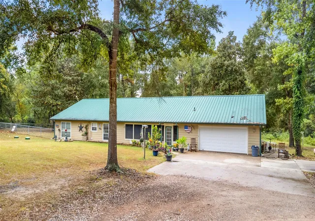Photo 1 of Single family home for sale at 879 Interstate 45 S, Huntsville, TX 77340 | MLS# 68215824 | Listing updated on 2026-03-30