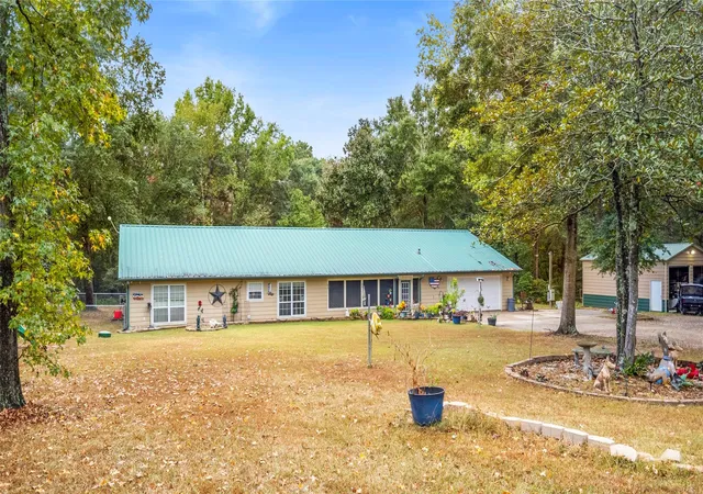 Photo 2 of Single family home for sale at 879 Interstate 45 S, Huntsville, TX 77340 | MLS# 68215824 | Listing updated on 2026-03-30