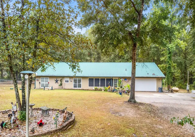 Photo 2 of Single family home for sale at 879 Interstate 45 S, Huntsville, TX 77340 | MLS# 68215824 | Listing updated on 2026-03-30