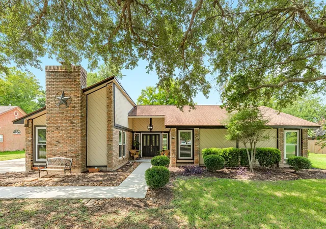Photo 1 of Single family home for sale at 54 Royal Oak Cir, Lake Jackson, TX 77566 | MLS# 43399866 | Listing updated on 2026-09-05