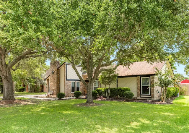 Photo 2 of Single family home for sale at 54 Royal Oak Cir, Lake Jackson, TX 77566 | MLS# 43399866 | Listing updated on 2026-09-05