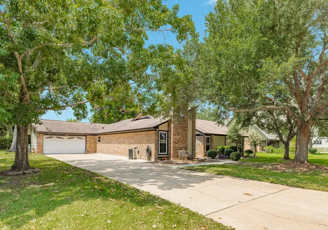 Photo 3 of Single family home for sale at 54 Royal Oak Cir, Lake Jackson, TX 77566 | MLS# 43399866 | Listing updated on 2026-09-05
