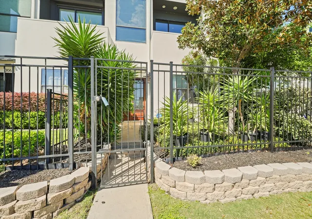 Photo 2 of Townhouse for sale at 1304 W Dallas St, Houston, TX 77019 | MLS# 65968707 | Listing updated on 2026-08-22