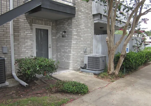 Photo 2 of Condo for sale at 9797 Leawood Blvd #1411, Houston, TX 77099 | MLS# 10210816 | Listing updated on 2026-01-17