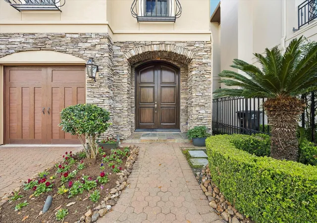 Homes for sale in Houston, TX | 52 Briar Hollow Ln #E, Houston, TX 77027 | MLS# 94552571