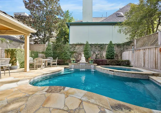 Homes for sale in Houston, TX | 52 Briar Hollow Ln #E, Houston, TX 77027 | MLS# 94552571
