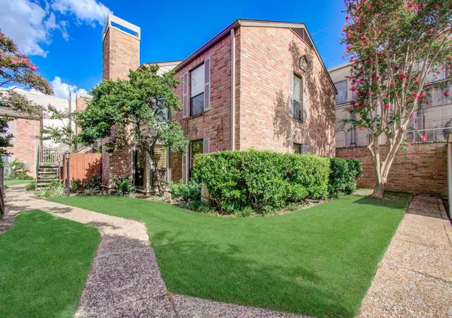 Photo 4 of Condo for sale at 1201 Mcduffie St #206, Houston, TX 77019 | MLS# 10273549 | Listing updated on 2026-09-14