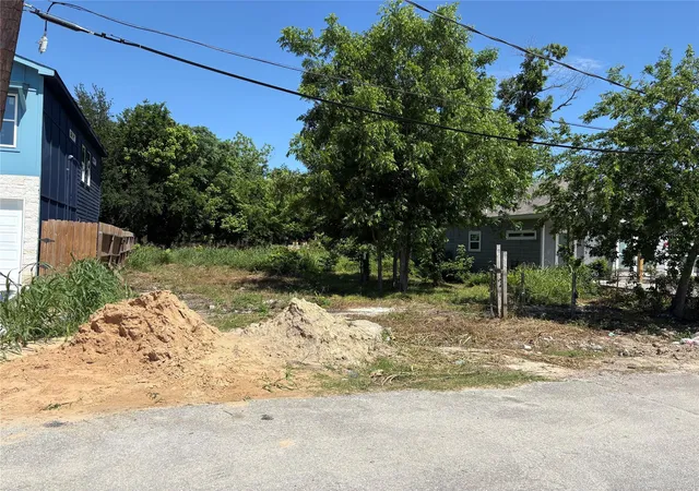 Photo 2 of Land for sale at 2714 Sam Wilson St, Houston, TX 77020 | MLS# 33617532 | Listing updated on 2026-08-19