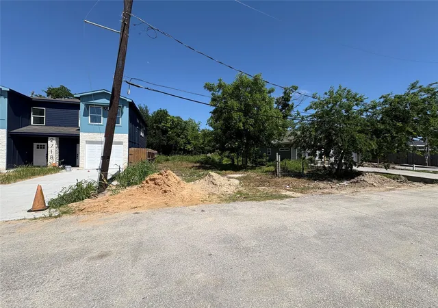 Photo 3 of Land for sale at 2714 Sam Wilson St, Houston, TX 77020 | MLS# 33617532 | Listing updated on 2026-08-19