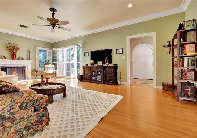 4th image of 402 S Bynum St, Lufkin, TX 75904 | MLS# 46662354