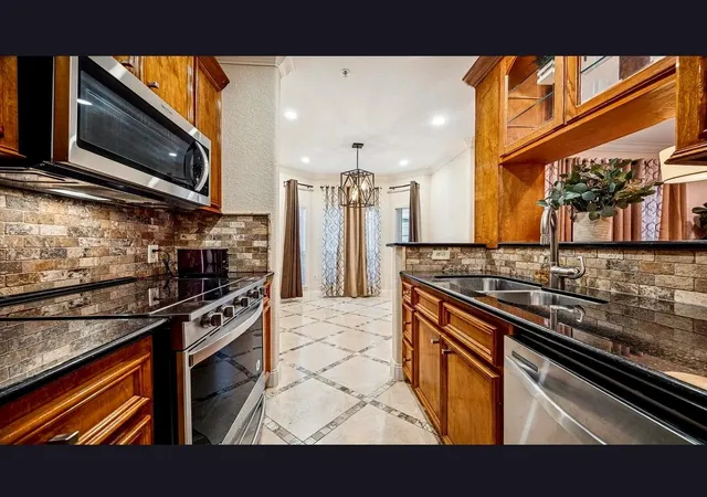 Photo 1 of Sale Pending at 3231 Allen Pkwy #1115, Houston, TX 77019 | MLS# 62481917 | Listing updated on 2026-09-03