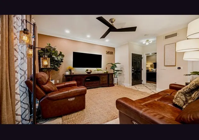 Photo 3 of Sale Pending at 3231 Allen Pkwy #1115, Houston, TX 77019 | MLS# 62481917 | Listing updated on 2026-09-03
