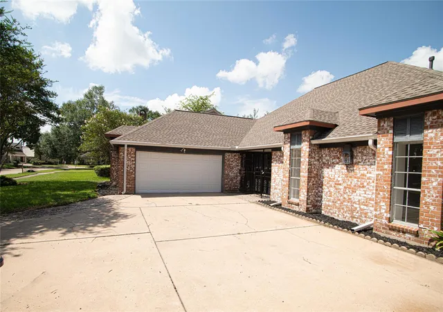 2nd image of 10710 Sandy Shoals Dr, Houston, TX 77071 | MLS# 88310741