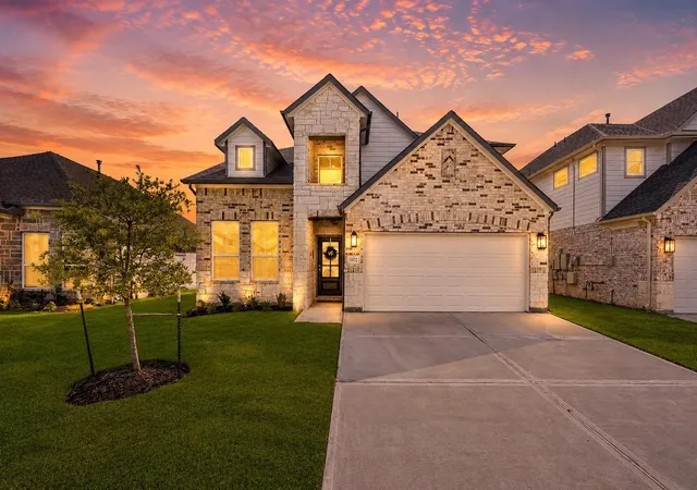 Photo 1 of Sale Pending at 11822 Maple Oak Dr, Houston, TX 77066 | MLS# 30986374 | Listing updated on 2026-09-21