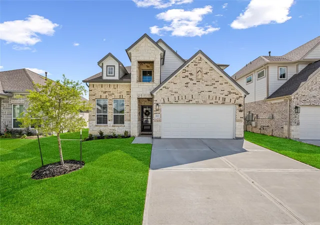 Photo 2 of Sale Pending at 11822 Maple Oak Dr, Houston, TX 77066 | MLS# 30986374 | Listing updated on 2026-09-21