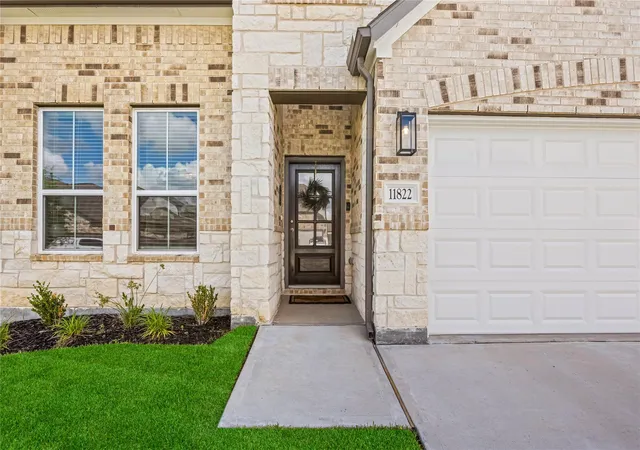 Photo 3 of Sale Pending at 11822 Maple Oak Dr, Houston, TX 77066 | MLS# 30986374 | Listing updated on 2026-09-21
