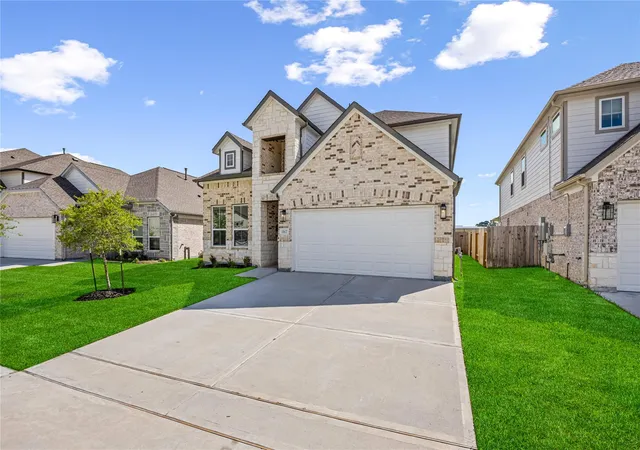 Photo 3 of Sale Pending at 11822 Maple Oak Dr, Houston, TX 77066 | MLS# 30986374 | Listing updated on 2026-09-21