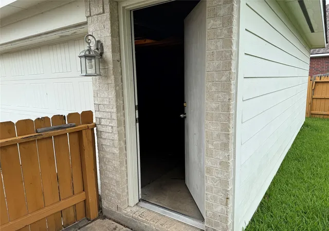 Photo 4 of Sale Pending at 12501 Peppercreek Ln, Pearland, TX 77584 | MLS# 43765479 | Listing updated on 2026-10-04