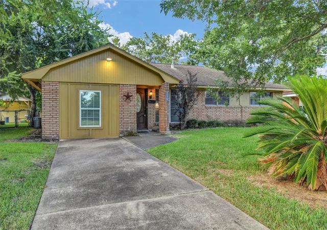 1st image of 111 Mimosa St, Lake Jackson, TX 77566 | MLS# 66587745