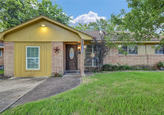 2nd image of 111 Mimosa St, Lake Jackson, TX 77566 | MLS# 66587745
