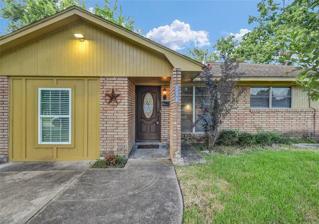 3rd image of 111 Mimosa St, Lake Jackson, TX 77566 | MLS# 66587745