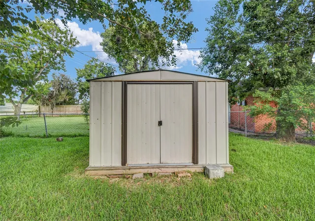 5th image of 111 Mimosa St, Lake Jackson, TX 77566 | MLS# 66587745