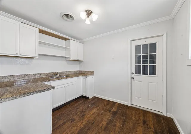 Photo 3 of Single family home for sale at 421 Dwire Dr, La Porte, TX 77571 | MLS# 12892345 | Listing updated on 2026-08-28