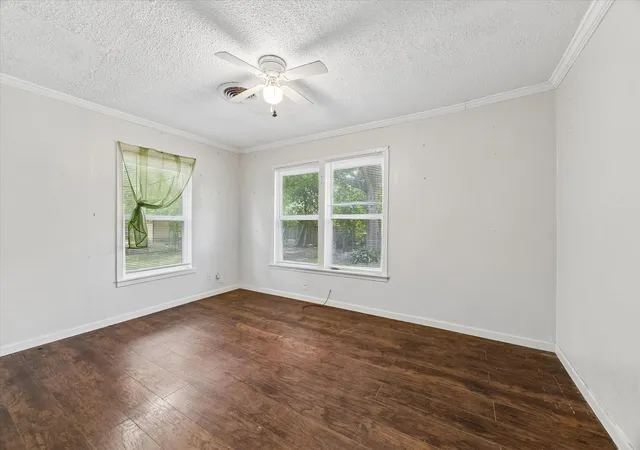 Photo 4 of Single family home for sale at 421 Dwire Dr, La Porte, TX 77571 | MLS# 12892345 | Listing updated on 2026-08-28