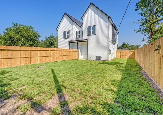 Listing Photo 4 - Condo for sale in building located at 5642 Hirondel St, Houston, TX 77033
