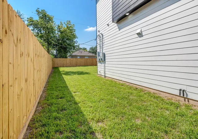 Listing Photo 5 - Condo for sale in building located at 5642 Hirondel St, Houston, TX 77033