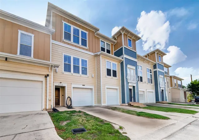 Photo 2 of Townhouse for sale at 3512 Terreno Vista Blvd, Pasadena, TX 77504 | MLS# 86308204 | Listing updated on 2026-08-25