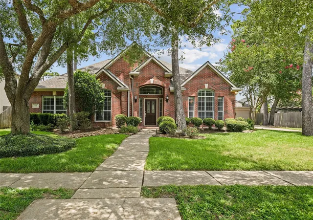 Homes for sale in Friendswood, TX | 705 Hidden Oak Ln, Friendswood, TX 77546 | MLS# 65724706