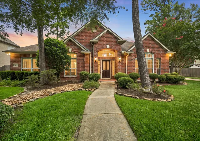 Homes for sale in Friendswood, TX | 705 Hidden Oak Ln, Friendswood, TX 77546 | MLS# 65724706