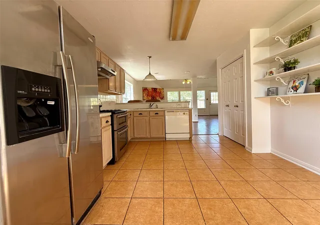 Photo 4 of Single family home for sale at 805 N Belle Dr, Angleton, TX 77515 | MLS# 89896733 | Listing updated on 2026-09-15