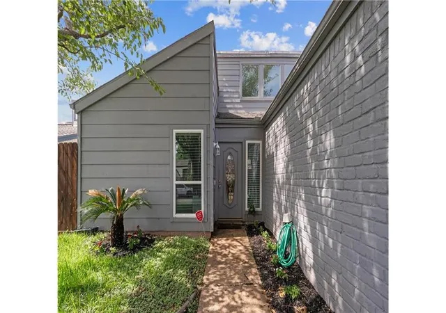 Photo 2 of Single family home for sale at 11542 Bellerive Dr, Houston, TX 77072 | MLS# 41466589 | Listing updated on 2026-08-10