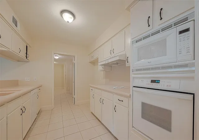 Photo 3 of Single family home for sale at 20 Champions Colony E, Houston, TX 77069 | MLS# 26353624 | Listing updated on 2026-09-01
