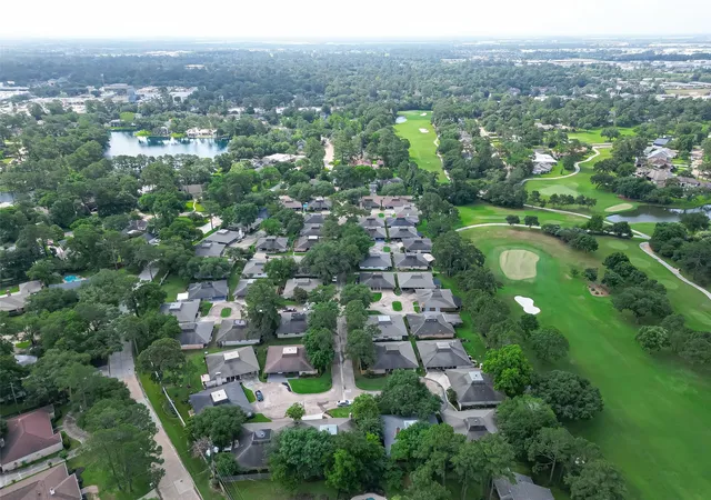 Photo 4 of Single family home for sale at 20 Champions Colony E, Houston, TX 77069 | MLS# 26353624 | Listing updated on 2026-09-01