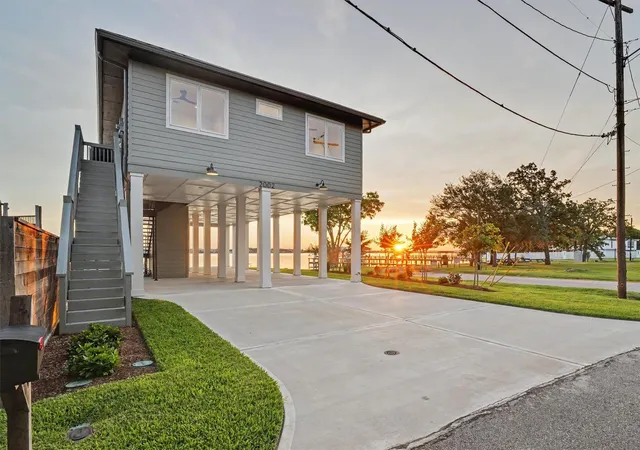 3rd image of 2002 Cove Park Dr, Kemah, TX 77565 | MLS# 5346966