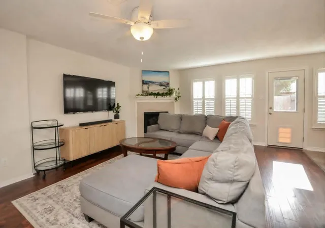 Photo 3 of Townhouse for sale at 5110 Prosperity Cir, Houston, TX 77018 | MLS# 79287553 | Listing updated on 2026-09-19