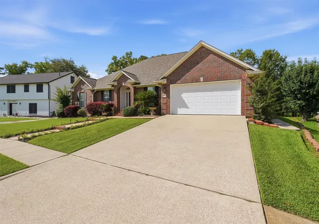 2nd image of 911 Oak Leaf St, La Porte, TX 77571 | MLS# 70129120