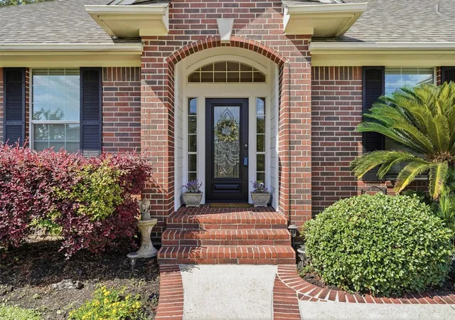 Photo 3 of Sale Pending at 911 Oak Leaf St, La Porte, TX 77571 | MLS# 70129120 | Listing updated on 2026-09-19