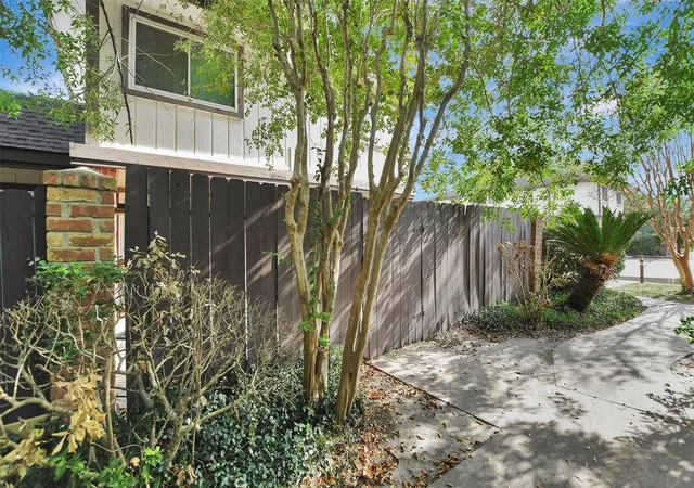 Photo 3 of Townhouse for sale at 12024b Mighty Oak Dr, Houston, TX 77066 | MLS# 85329505 | Listing updated on 2026-04-27
