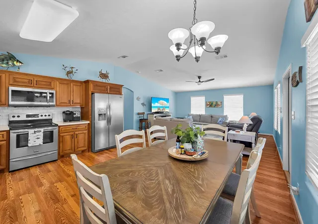 5th image of 930 Eastview, Crystal Beach, TX 77650 | MLS# 31423397