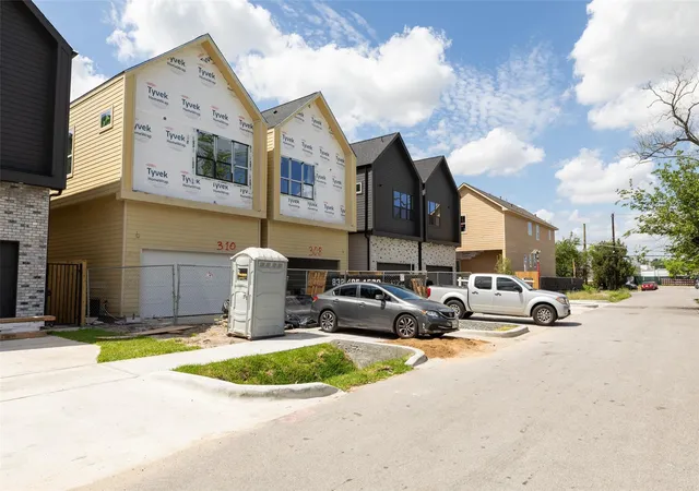 3rd image of 310 E 35Th St, Houston, TX 77018 | MLS# 18898222